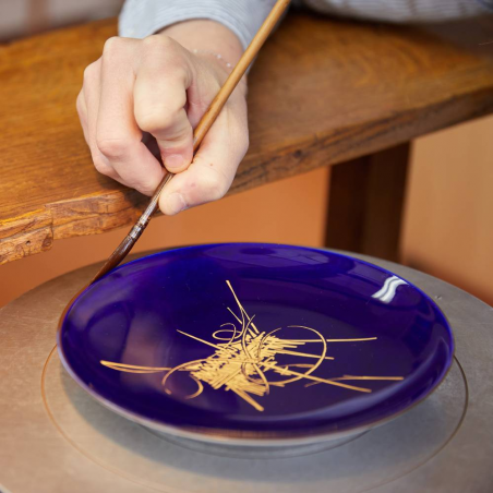 Pose du filet d'or autour de l'assiette à l'atelier de filage