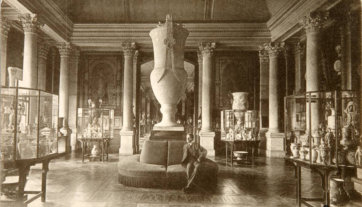 Postcard showing the Neptune Vase in the Grand Salon of the Musée de Sèvres