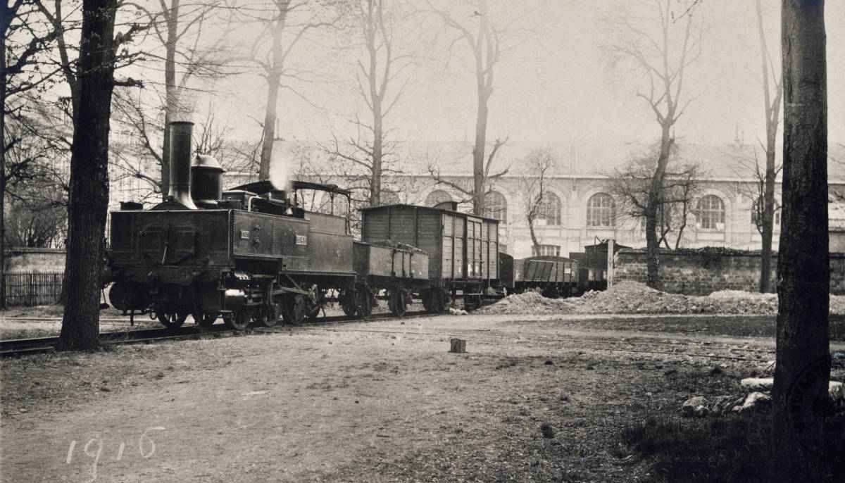 Railway line crossing the Manufacture de Sèvres, 1916